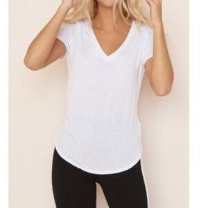 Garage Essential Tee NWT White V Neck Staple Large